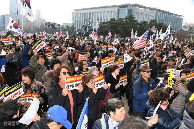 공수처법 선거법 날치기 저지 규탄대회 참가자들이 ‘좌파독재 연장’ 피켓을 들고 구호를 외치고 있다. 오대근기자