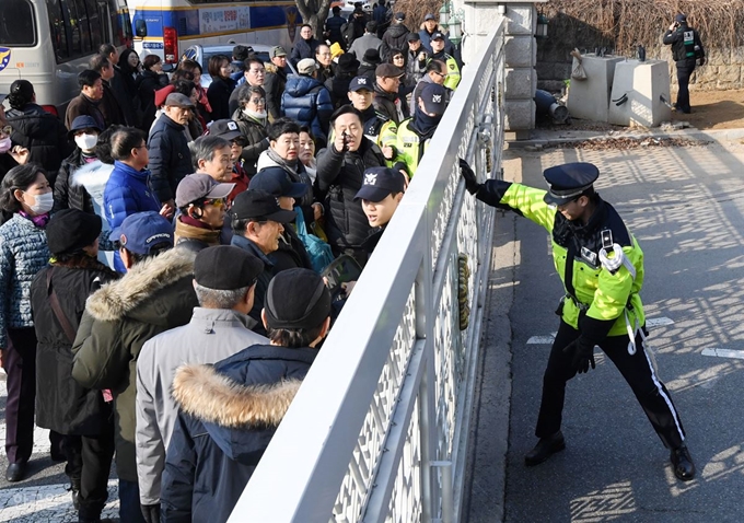 패스트트랙 법안 통과를 반대하는 보수단체 회원들이 16일 오후 서울 여의도 국회 안으로 들어가려다 저지당하자 철문을 흔들고 있다. 홍인기 기자