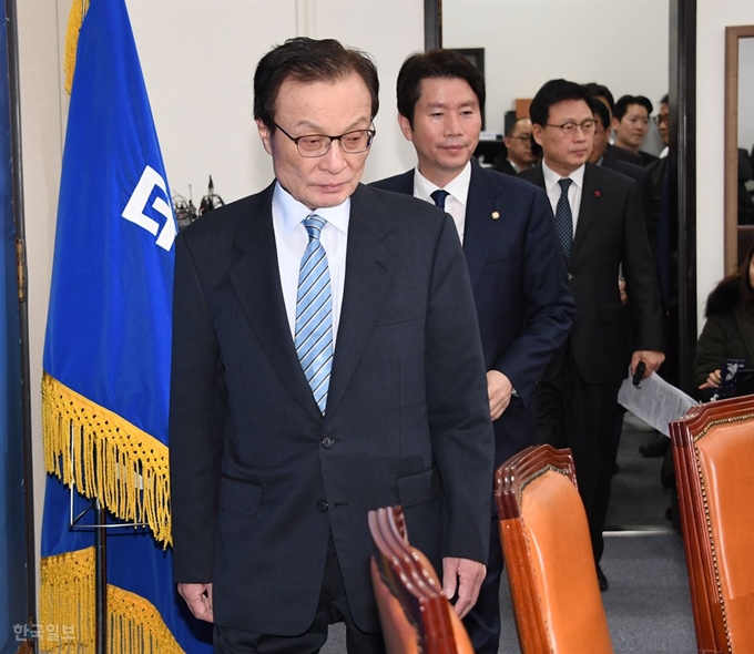 이해찬 더불어민주당 대표가 16일 국회에서 열린 최고위원회의에 입장하고 있다. 오대근기자