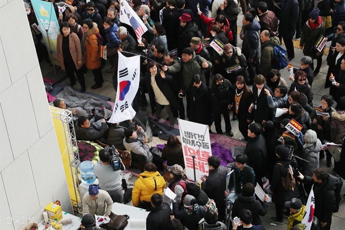 16일 오전 서울 여의도 국회 본청 앞 계단에서 열린 한국당의 공수처법 선거법 날치기 저지 규탄대회 참가자들과 함께 우리공화당 지지자들이 본청 진입을 시도하며 정의당 농성장에 항의하고 있다. 오대근기자