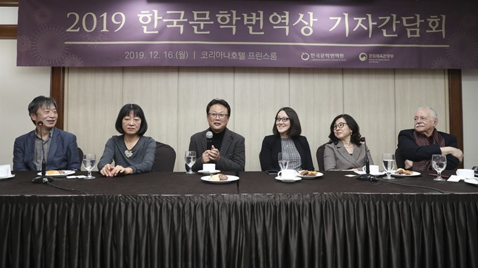 16일 서울 태평로 코리아나호텔에서 한국문학번역상 수상자들이 소감을 말하고 있다. 왼쪽부터 수상자인 김환ㆍ이상윤 번역가, 번역된 자신의 작품에 대해 말하고 있는 김언수 작가, 이어 수상자인 김소라ㆍ윤선미 번역가. 오른쪽 끝 사람은 공로상 수상자인 피오 세라노. 한국문학번역원 제공