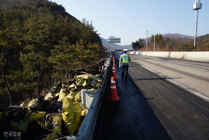 35명의 사상자가 발생한 상주영천고속도로 영천방향 26.4km 지점 달산1교 부근에 사고 당시 잔해들이 갓길 너머에 널브러져 있다. 김재현 기자 k-jeahyun@hankookiilbo.com