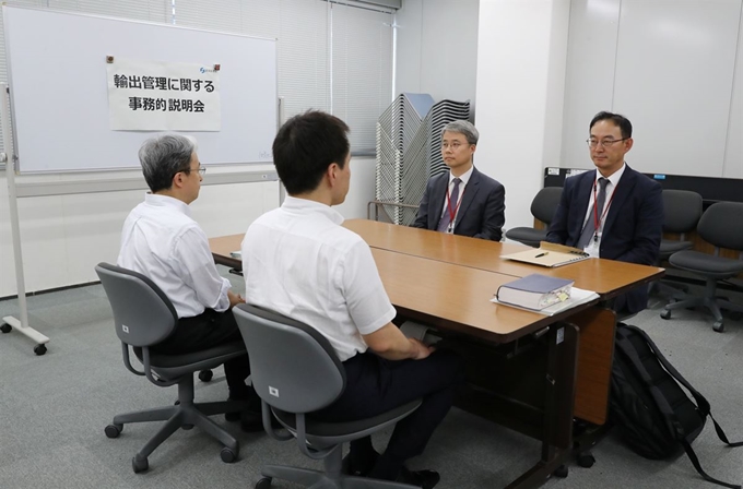 지난 7월 12일 일본 도쿄 경제산업성에서 열린 일본 정부의 한국 수출규제 강화 조치에 대한 한일 무역당국간 실무회의에 참석한 양측 대표들이 마주 앉아 있다. 한국 측(오른쪽 양복 정장을 입은 두 명)에서는 산업통상자원부 전찬수 무역안보과장, 한철희 동북아통상과장이, 일본 측에서는 경제산업성의 이와마쓰 준(岩松潤) 무역관리과장 및 이가리 가쓰로(猪狩克郞) 안전보장무역관리과장이 참석했다. 로이터