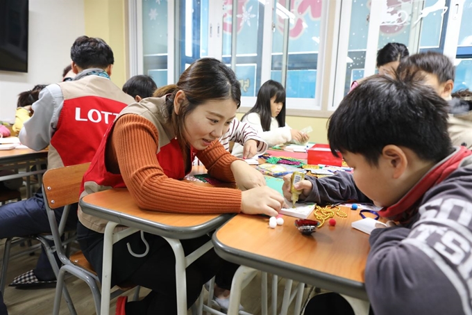 다양한 지역사회 공헌 활동을 펼치고 있는 롯데백화점 샤롯데 봉사단.