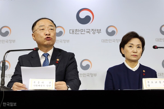 [저작권 한국일보]홍남기 경제부총리가 16일 오후 서울 세종로 정부서울청사에서 주택시장 안정화 방안을 발표하고 있다. 고영권 기자