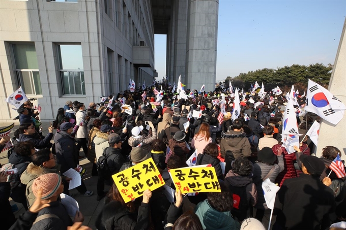 자유한국당의 '패스트트랙 법안 날치기 상정 저지 규탄대회'에 참가한 보수단체 회원들이 16일 국회 본청 앞에서 '선거법과 공수처법'에 반대집회를 하고 있다. 연합뉴스