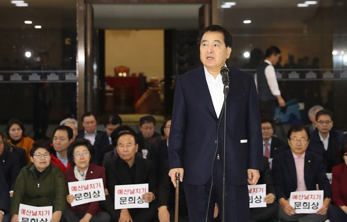 심재철 자유한국당 원내대표가 11일 서울 여의도 국회 본청 로텐더홀에서 열린 '예산안 날치기 세금도둑 규탄대회'에서 발언하고 있다. 연합뉴스