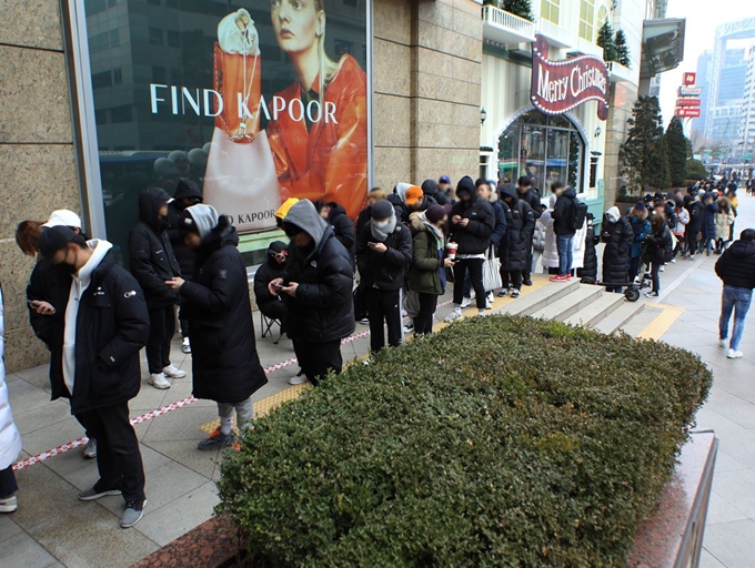 서울 중구 롯데백화점 본점 앞에 한정판 스니커즈 제품을 구입하려는 고객들이 길게 줄을 서 있다. 롯데쇼핑 제공