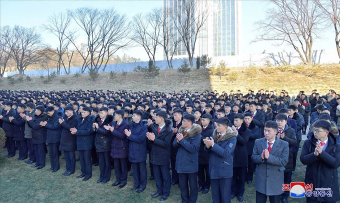 북한 김일성종합대학에서 첨단기술개발원과 자연박물관 준공식이 열렸다고 조선중앙통신이 지난달 보도했다. 2017년 2월 착공에 들어간 지 2년 9개월만의 성과다. 사진은 중앙통신 홈페이지에 공개된 것으로, 준공식에 참석한 학생들로 보인다. 중앙통신 홈페이지