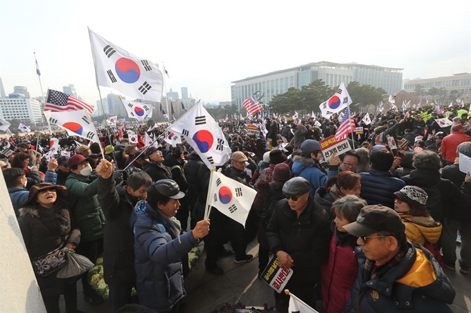 자유한국당의 '패스트트랙 법안 날치기 상정 저지 규탄대회'에 참가했던 보수단체 회원들이 16일 오후 서울 여의도 국회 본청 앞에서 선거법·공수처법 반대 집회를 계속하고 있다. 연합뉴스