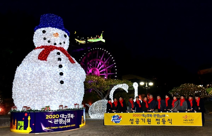 경북문화관광공사가 17일 보문단지 물레방아 광장에 초대형 눈사람 조형물을 설치해 새로운 볼거리를 제공하고 있다. 경북문화관광공사 제공