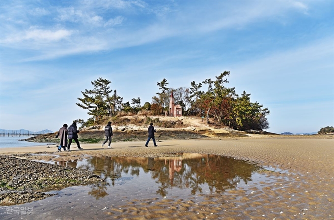 대숲 지나고 작은 모래사장을 지나면 무인도 딴섬에 12번 ‘가롯 유다의 집’이 있다.