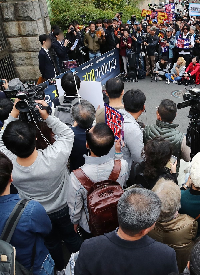 지난 10월 23일 서울 관악구 인헌고 앞에서 ‘인헌고 학생수호연합’ 학생들이 일부 교사의 편향적 정치사상 교육을 주장하는 기자회견을 하고 있다. 연합뉴스