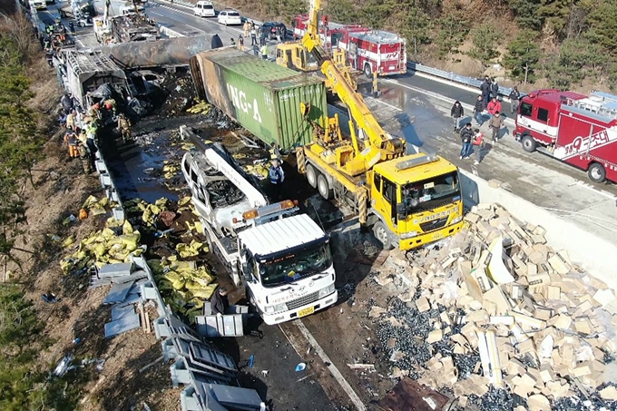 14일 새벽 상주-영천고속도로 상·하행선에서 '블랙 아이스'로 인한 다중 추돌사고가 동시에 발생해 7명이 숨지고 28명이 다쳤다. 관계 당국이 사고현장을 정리하고 있다. 연합뉴스