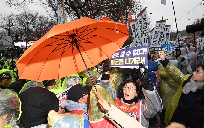 17일 제5차 한미 방위비 분담금 협상이 진행되고 있는 서울 동대문구 한국국방연구원 앞에서 민주노총 조합원과 민중당 당원들이 경찰과 몸싸움을 벌이고 있다. 서재훈 기자