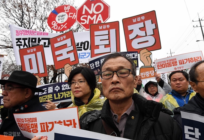 17일 제5차 한미 방위비 분담금 협상이 진행되고 있는 서울 동대문구 한국국방연구원 앞에서 민주노총 조합원과 민중당 당원들이 기자회견을 하고 있다. 서재훈 기자