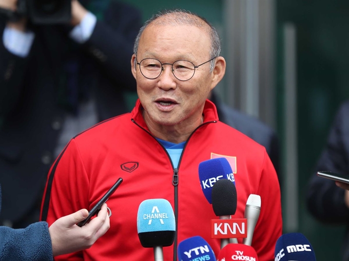 박항서 베트남 U-23 축구대표팀 감독이 17일 오전 경남 통영시 통영체육관에서 동계훈련을 앞두고 취재진과 인터뷰하고 있다. 통영=연합뉴스