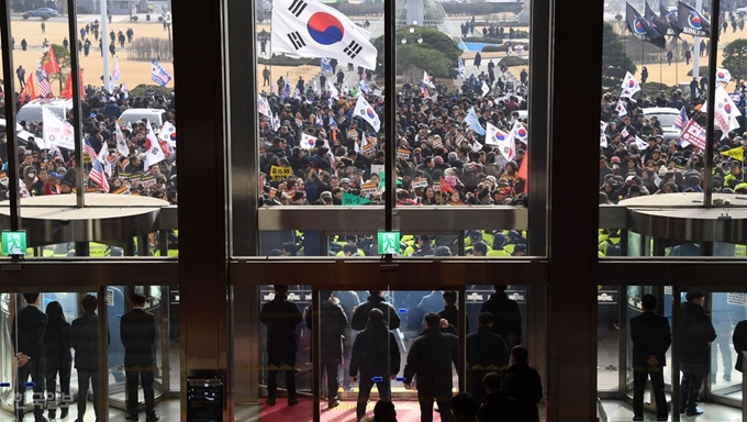 16일 서울 여의도 국회의사당 본청 앞 계단에서 열린 자유한국당 주최 ‘공수처법 선거법 날치기 저지 규탄대회' 참가자들과 우리공화당 지지자들이 본청 진입을 시도하고 있다. 오대근 기자