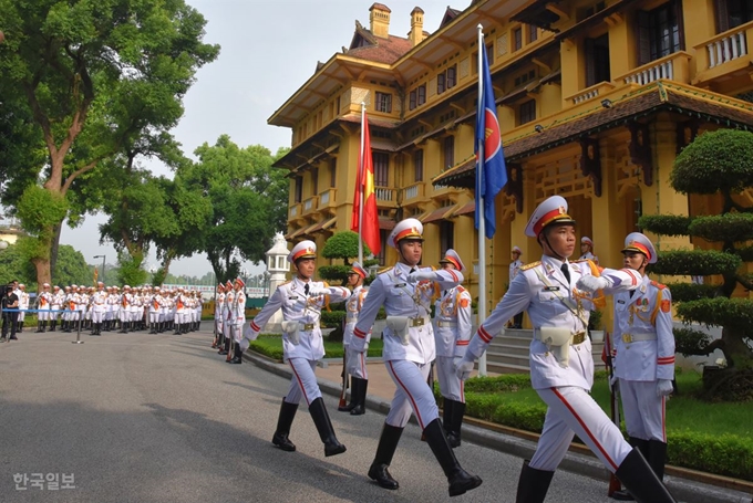 동남아국가연합(ASEANㆍ아세안) 창설 52주년을 맞아 지난 8월 8일 오전 베트남 외교부에서 열린 아세안기 게양식에서 임무를 마친 군의장대가 퇴장하고 있다. 베트남은 내년 아세안 의장국과 유엔 안전보장이사회 비상임이사국을 동시에 맡는다. 하노이=정민승 특파원