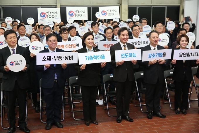 박영선(맨 앞줄 왼쪽에서 세 번째) 중소벤처기업부 장관, 이낙연(네 번째) 국무총리, 박용만(다섯 번째) 대한상공회의소 회장 등이 17일 서울 성동구 성수동에스팩토리에서 열린 '강소기업 100' 출범식에서 이번에 선정된 기업인 및 관계자들과 기념 촬영을 하고 있다. 중소벤처기업부 제공