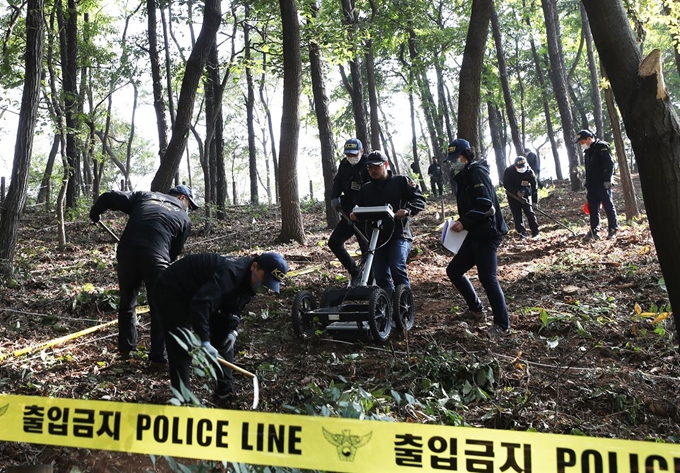 경찰이 지난달 1일 화성 태안읍에서 이춘재(56)가 살해한 것으로 확인된 '실종 초등생'의 유골을 수색하고 있다.연합뉴스