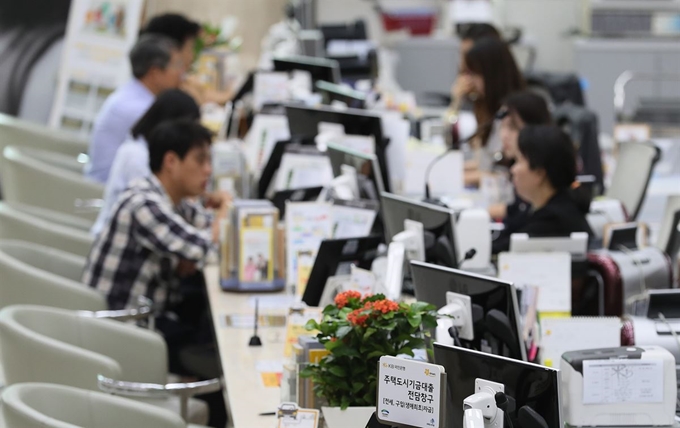 서울시 한 시중은행 영업점 상담 창구. 한국일보 자료사진