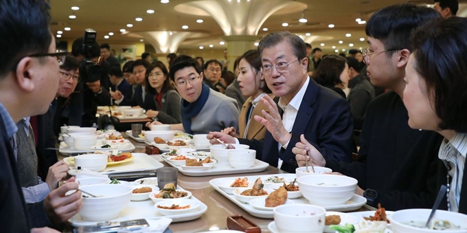 17일 오전 문재인대통령이 서울 구로 디지털단지의 한 식당에서 국민과의 소통 '대통령과 점심' 자리에서 벤처기업 직원들과 점심식사를 하며 이야기를 나누고 있다. 류효진 기자