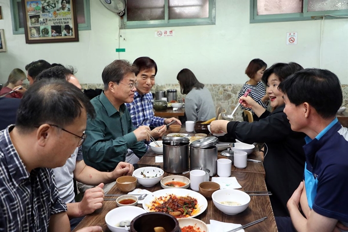 문재인 대통령과 김정숙 여사가 2017년 추석 연휴 둘째 날인 10월 1일 청와대 인근 삼청동 식당에서 시민들과 점심식사를 하고 있다. 청와대 제공