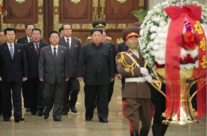 김정은 북한 국무위원장이 김정일 국방위원장 8주기를 맞아 금수산태양궁전을 참배했다고 조선중앙TV가 17일 보도했다. 연합뉴스