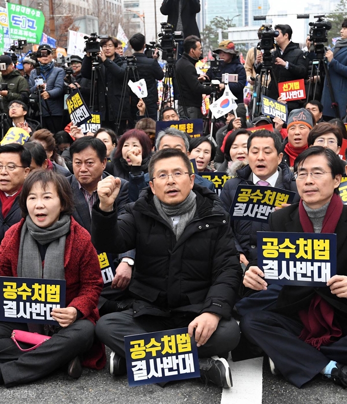 공수처법 선거법 날치기 저지 규탄자유한국당 황교안 대표가 17일 오후 서울 여의도 국회의사당역 앞에서 열린 공수처법 선거법 날치기 저지 규탄대회에 참석해 구호를 외치고 있다. 서재훈 기자