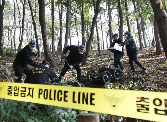 지난달 경기 화성시 A공원에서 경찰이 '화성 실종 초등생'의 유골을 수색하고 있다. 연합뉴스