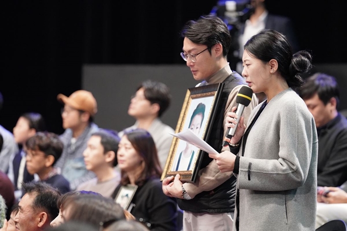 지난달 19일 오후 서울 상암동 MBC에서 열린 '국민이 묻는다, 2019 국민과의 대화'에서 고(故) 김민식 군의 부모가 문재인 대통령에게 질문하고 있다. 청와대사진기자단