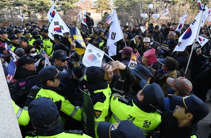 자유한국당의 ‘패스트트랙 법안 날치기 상정 저지 규탄대회’에 참가했던 보수단체 회원들이 16일 오후 서울 여의도 국회 본청 주변을 돌면서 선거법·공수처법 반대 구호를 외치는 가운데 길을 막은 경찰과 몸싸움을 하고 있다. 홍인기 기자