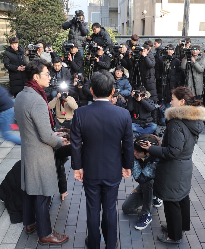 정세균 국무총리 후보자가 18일 오전 청문회 준비 사무실이 있는 서울 종로구 금융감독원 연수원으로 출근하며 취재진 질문에 답하고 있다. 연합뉴스