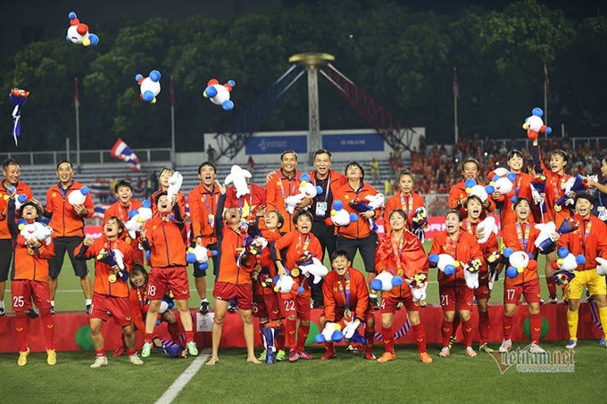 SEA게임 2회 연속 우승을 차지한 베트남 여자축구 선수들이 금메달을 목에 건 뒤 즐거워 하고 있다. 베트남넷 캡처