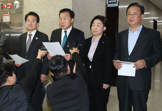 18일 오후 서울 여의도 국회에서 바른미래당 손학규 대표가 4+1 선거법 협상 타결을 알리고 있다. 왼쪽부터 민주평화당 정동영 대표, 바른미래당 손학규 대표, 정의당 심상정 대표, 대안신당 유성엽 창당준비위원장. 연합뉴스