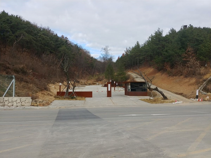 경북 군위군 부계면에 조성 중인 민간 수목원이 주변개발과 관련해 특혜 논란이 일고 있다. 사진은 수목원 입구. 권성우 기자 ksw1617@hankookilbo.com