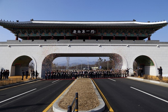 상주시가 18일 경북 상주시 복룡동 경상제일문 준공식을 열고 기념행사를 가지고 있다. 상주시 제공