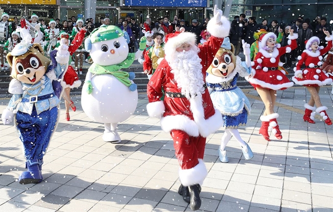 18일 오후 서울역 광장에서 롯데월드 어드벤처 공연단이 크리스마스 공연을 하고 있다. 연합뉴스