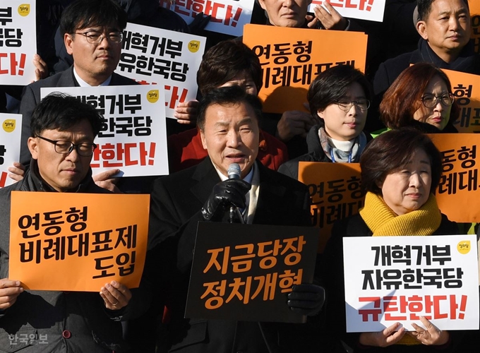 [저작권 한국일보] 손학규 바른미래당 대표가 12일 오후 여의도 국회 본청 앞 계단에서 열린 선거개혁안 본회의 상정 및 후퇴 중단 촉구를 요구하는 합동 기자회견에서 발언하고 있다. 홍인기 기자