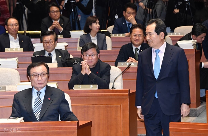 정세균 국무총리 후보자가 18일 국회에서 열린 더불어민주당 의원총회에 참석해 인사말을 위해 발언대로 향하고 있다. 오대근 기자