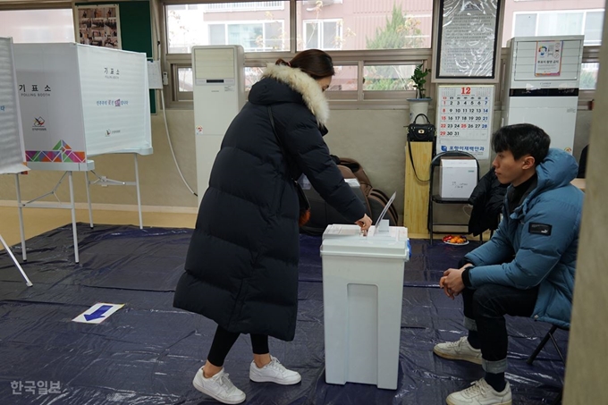 경북 포항시 남구 오천읍 한 주민이 18일 오후 포항시의원 2명의 주민소환 투표가 이뤄지는 제10투표소 부영아파트 2차 경로당에서 투표하고 있다. 김정혜 기자 kjh@hankookilbo.com