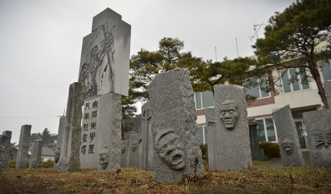 갑오년 봉기 당시 동학농민군 지도자들이 혁명을 모의하는 사발통문을 작성했던 전북 정읍시 고부면 신중리에 들어선 무명 동학농민군 위령탑. 한국일보 자료사진