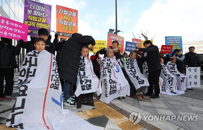 18일 오전 세종시 정부세종청사 과학기술정보통신부 앞에서 전국공공연구노동조합 관계자들이 출연연 간접고용 노동자 직접고용 촉구 천막농성 출정식 및 삭발식을 벌이고 있다. 연합뉴스.