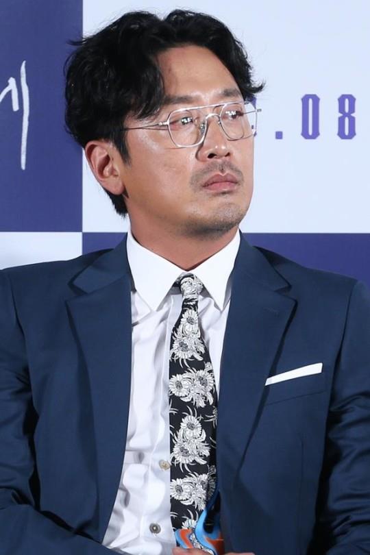 하정우가 함께 연기한 이병헌의 연기에 감탄했다. 한국일보 DB