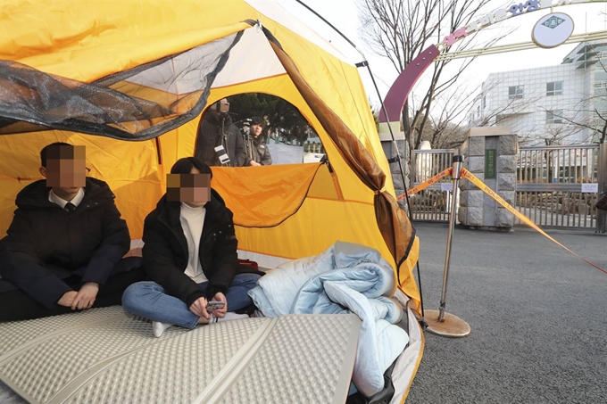 최모(오른쪽)군 등 서울 관악구 인헌고 학생수호연합 회원들이 18일 인헌고 정문 앞에서 천막농성을 하고 있다. 뉴시스