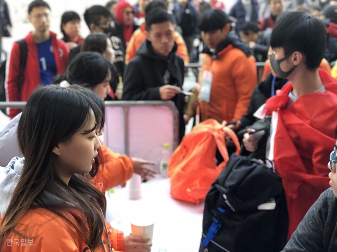 [저작권 한국일보]홍콩과 중국의 2019 동아시안컵 최종전 경기가 열린 18일 부산 아시아드 주경기장. 소지품 검사를 기다리는 홍콩 팬들이 길게 늘어서 있다. 부산=이승엽 기자