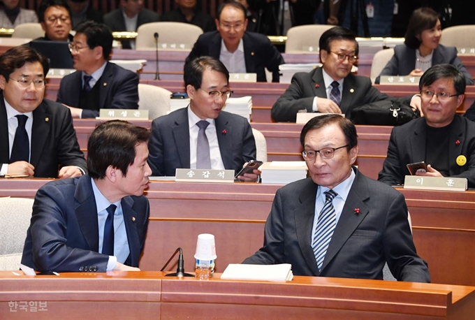 [저작권 한국일보] 더불어민주당 이해찬 대표(오른쪽)와 이인영 원내대표가 18일 국회에서 열린 의원총회에서 대화하고 있다.오대근기자