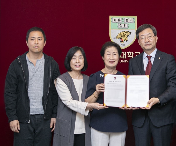 지난 10월 서울 안암동 고려대 본관에서 열린 기부약정식에 참석한 고 정운오씨의 외손자 이성원(맨 왼쪽부터 순서대로)씨와 셋째 딸 정인선씨, 큰 딸 정재은씨가 정진택(맨 오른쪽) 고려대 총장과 기념사진을 찍고 있다. 고려대 제공