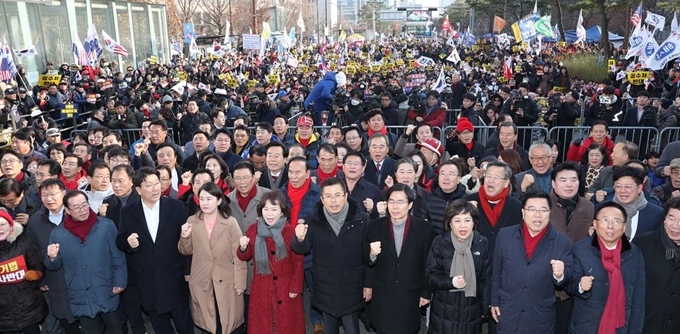 자유한국당 황교안 대표와 의원들이 18일 여의도 국회 정문 인근에서 열린 '공수처법·선거법 날치기 저지 규탄대회'에서 지지자들과 함께 구호를 외치고 있다. 연합뉴스